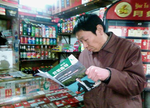 江西九江城区分公司向零售户发放营销指导书刊(图)